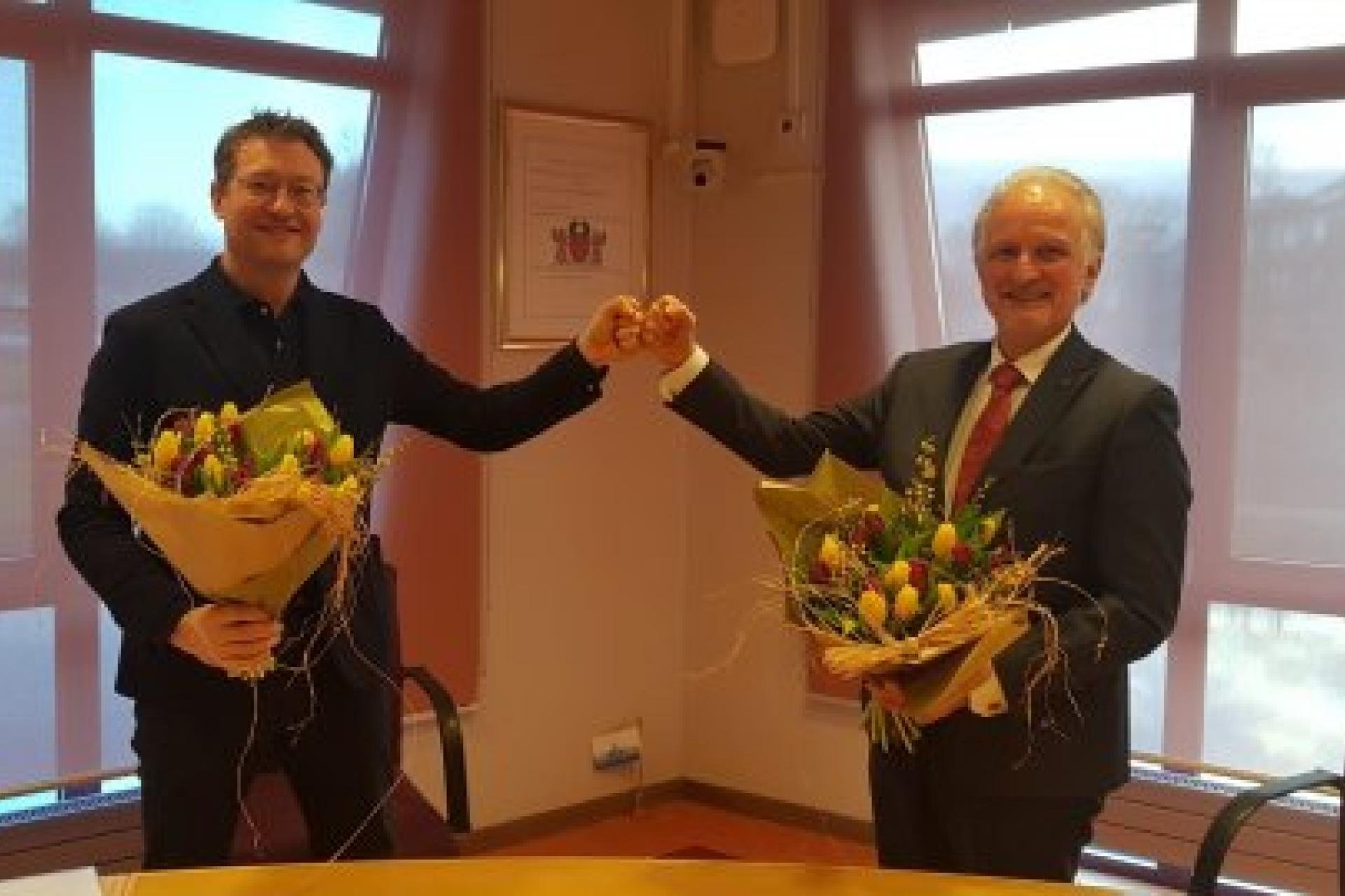 Wethouder Theo van Eijk en Camiel Honselaar vieren overeenkomst