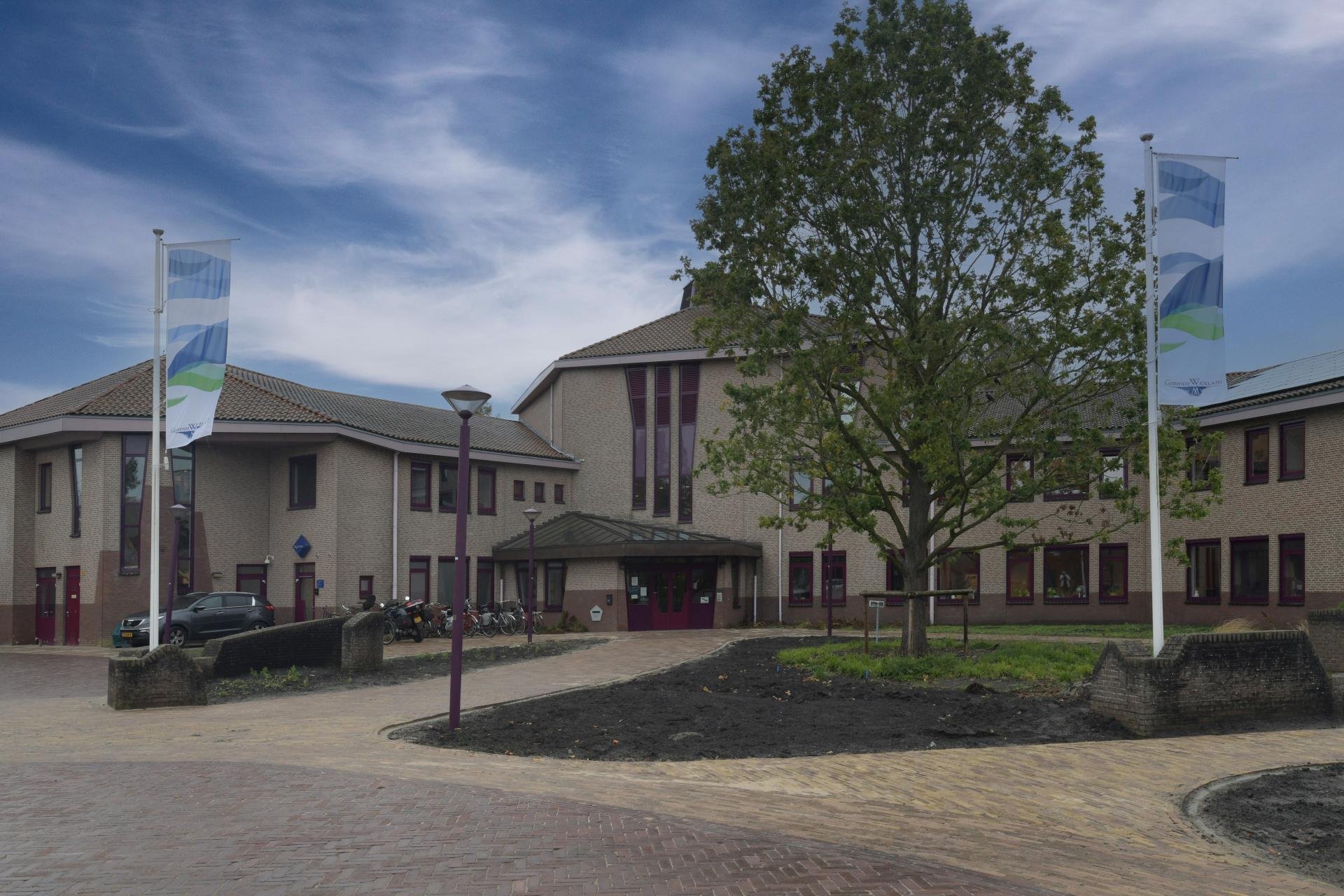 Het plein voor het Gemeentehuis van Waterland in Monnickendam