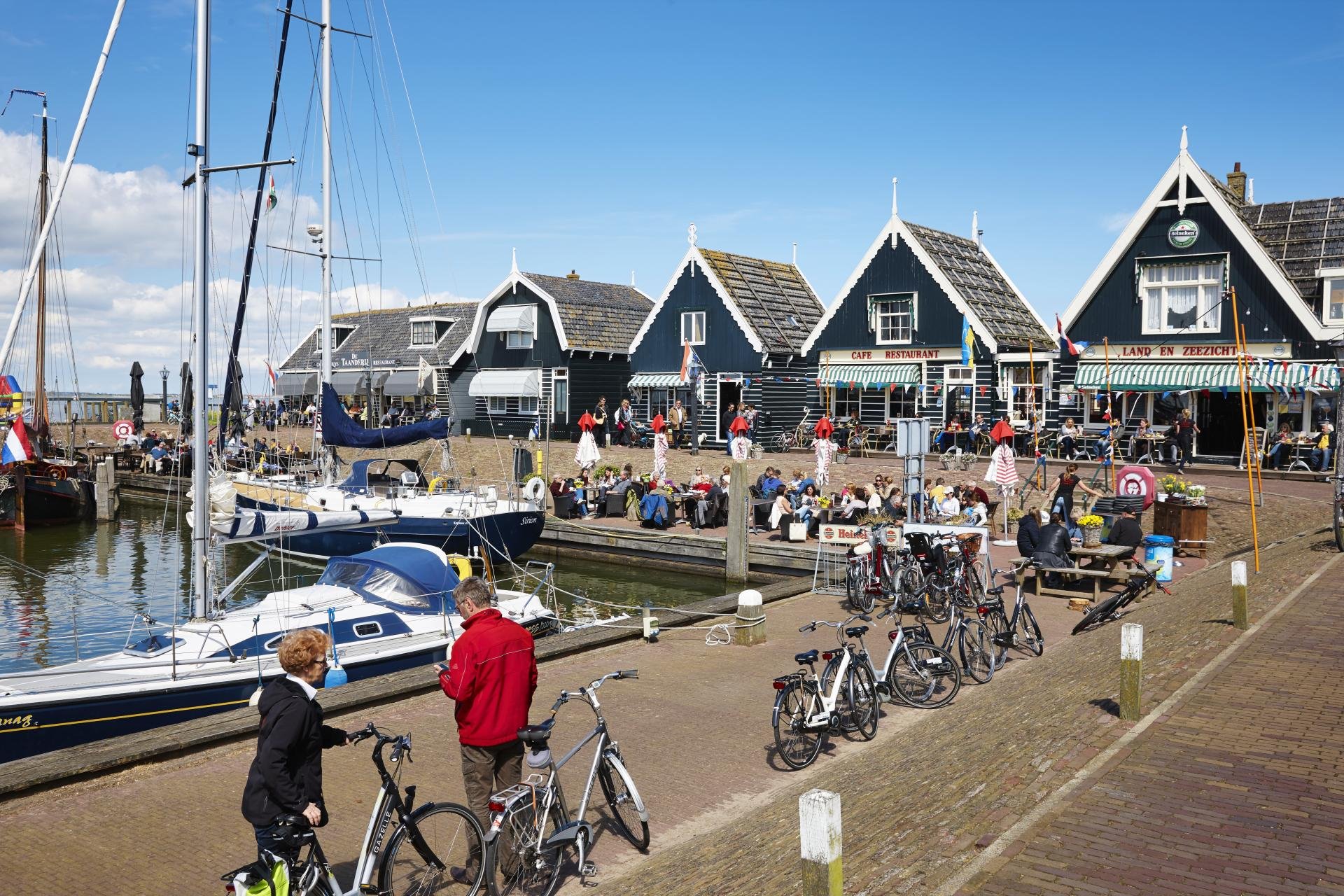 Haven in Marken met fietsers en zeilboten