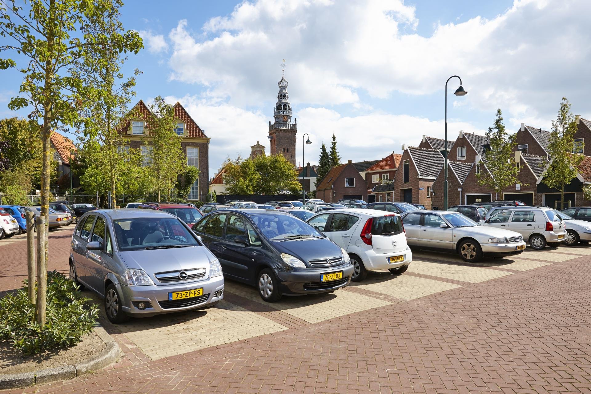 Auto's op het parkeerterrein op het Bolwerk in Monnickendam