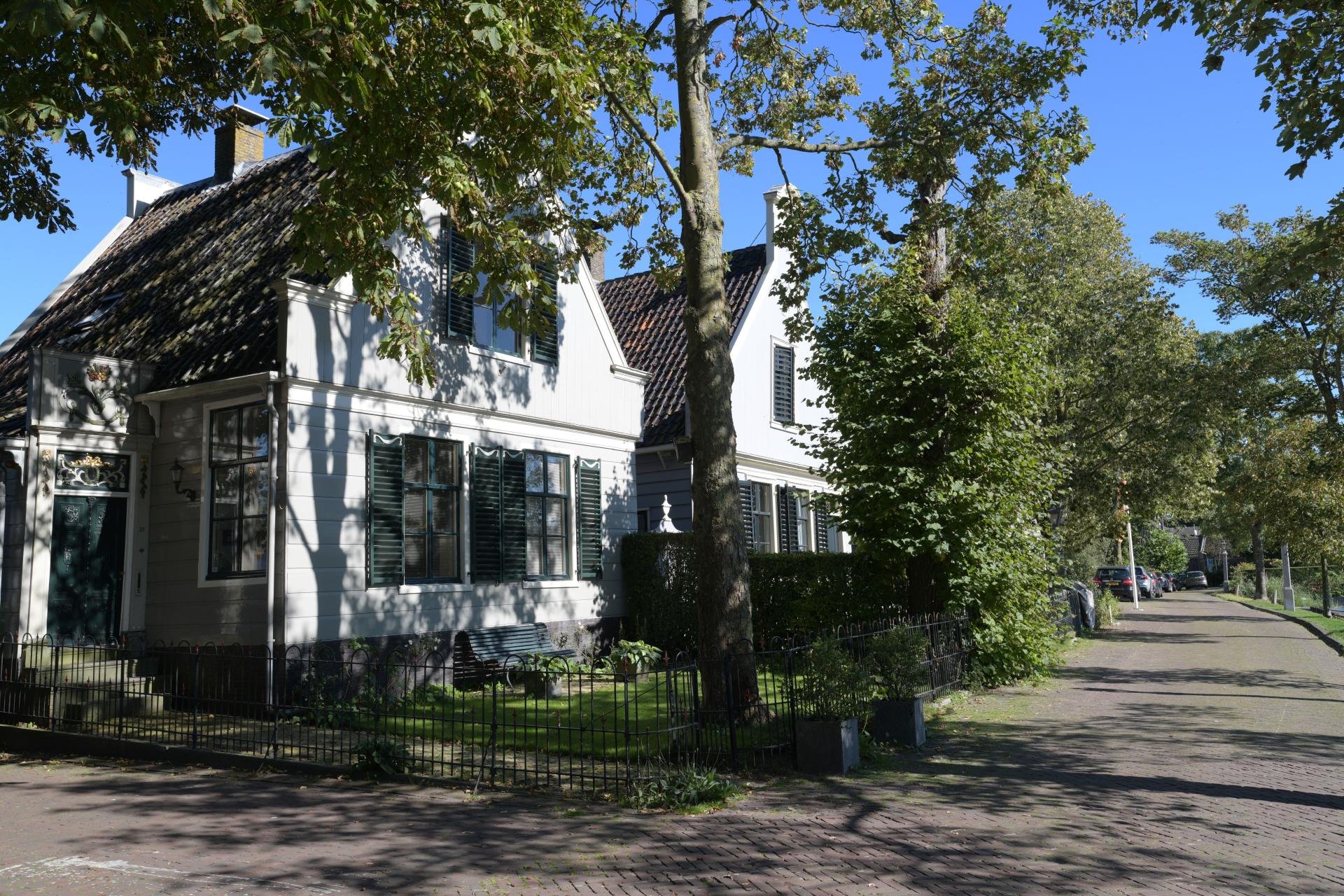 Houten huizen aan het Havenrak in Broek in Waterland