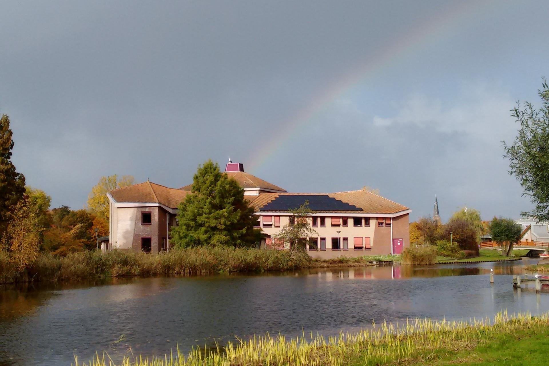Gemeentehuis Waterland met regenboog