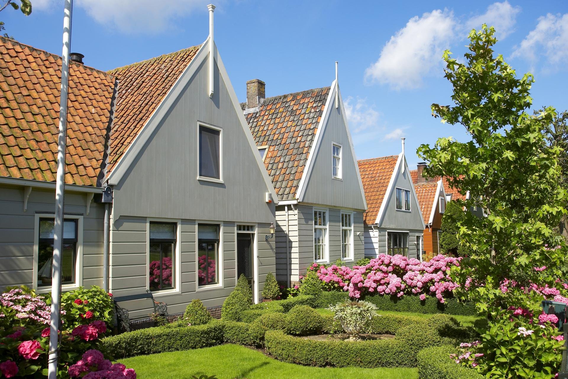 Houten huizen in de Dorpsstraat in Zuiderwoude